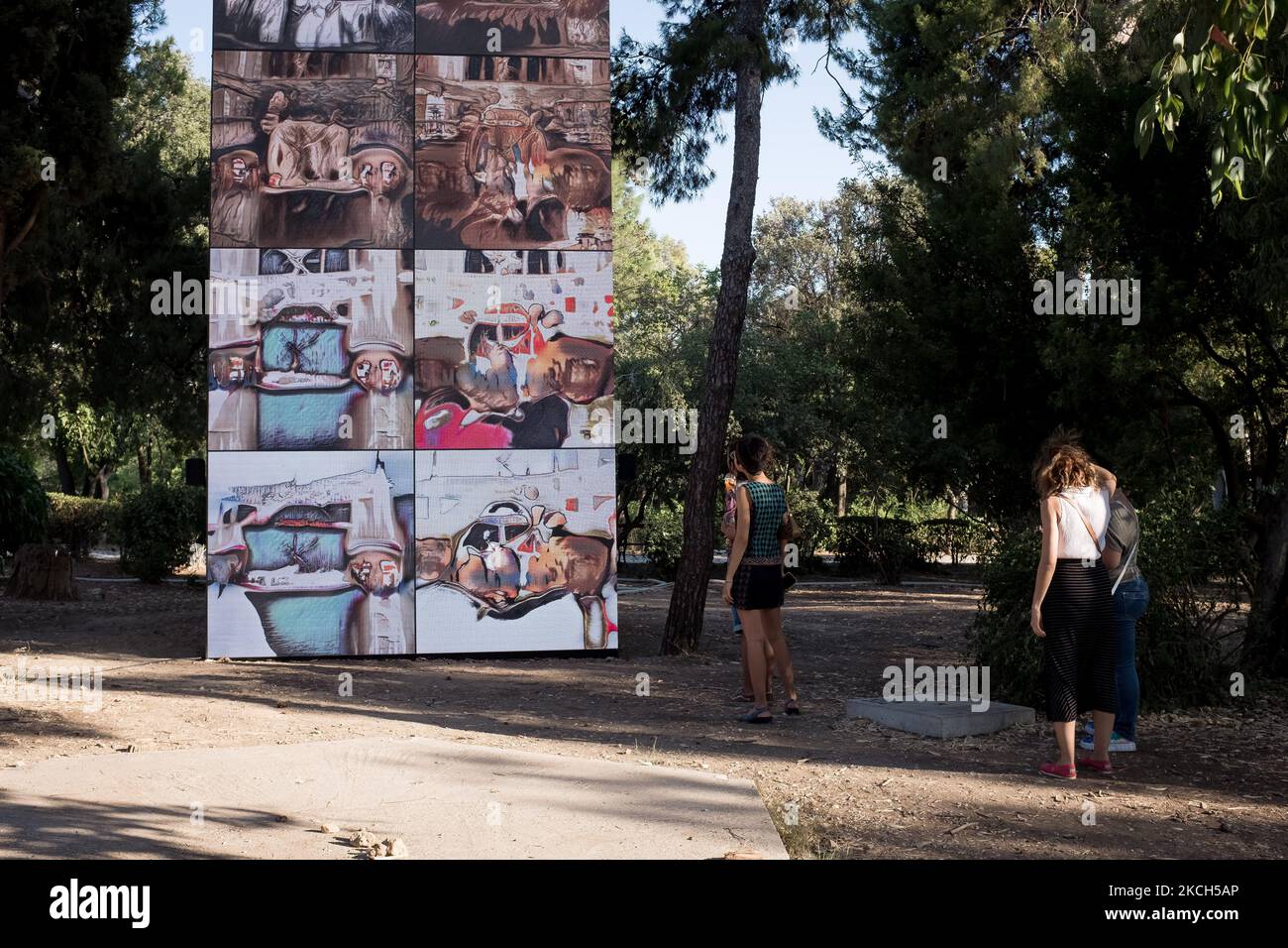 Les gens sont allés voir l'exposition "You and Al" à Athènes, Grèce sur 11 juillet 2021. L'exposition vous et ai: À travers l'algorithmique Lens sont 25 œuvres d'artistes et de chercheurs répartis dans l'espace public du parc Pedion tou Areos. L'exposition remet en question les perceptions de l'IA et examine comment ces systèmes sont créés et leur impact sur la société, tout en se demandant: Comment pouvons-nous les imaginer pour le mieux? (Photo de Nikolas Kokovovlis/NurPhoto) Banque D'Images