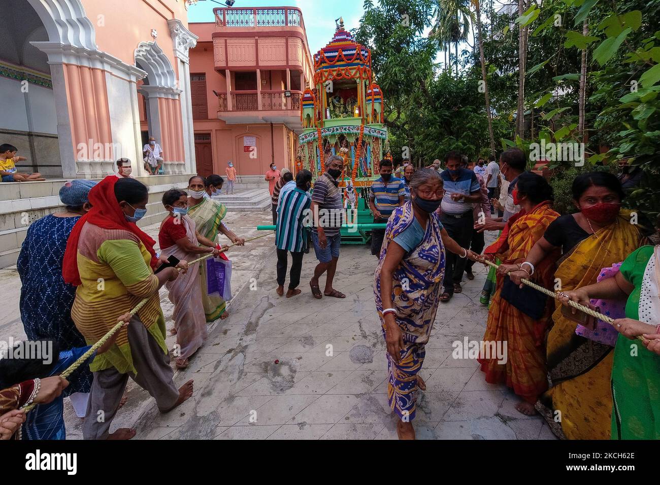 Des gens traînant le char de Lord Jaganath , en tirant les cordes de la charrette , à l'intérieur d'un temple à Kolkata , en Inde , le 12 juillet 2021 . (Photo par Debarchan Chatterjee/NurPhoto) Banque D'Images