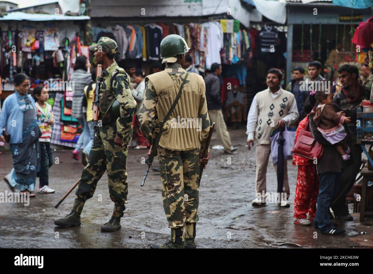 Des soldats indiens patrouillent dans les rues de Darjeeling pour apaiser les troubles et maintenir la paix peu de temps après un important rassemblement anti-gouvernement à Darjeeling, Bengale-Occidental, en Inde, sur 29 mai 2010. (Photo de Creative Touch Imaging Ltd./NurPhoto) Banque D'Images