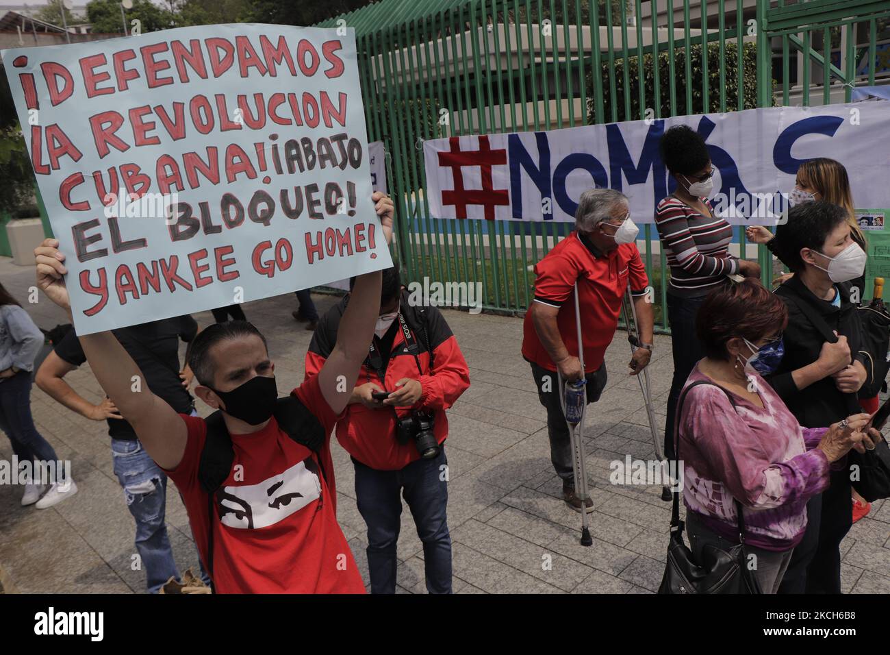 Des membres du mouvement mexicain de solidarité avec Cuba et les Cubains résidant au Mexique, ont manifesté devant l'ambassade de Cuba à Mexico, Dans le rejet de la campagne par les réseaux sociaux réalisés à partir de Miami par des groupes d'opposition qui ont l'intention de faire des appels à la subversion interne sur l'île et de demander la prétendue intervention humanitaire à Cuba en raison de l'augmentation des cas de COVID-19. (Photo de Gerardo Vieyra/NurPhoto) Banque D'Images