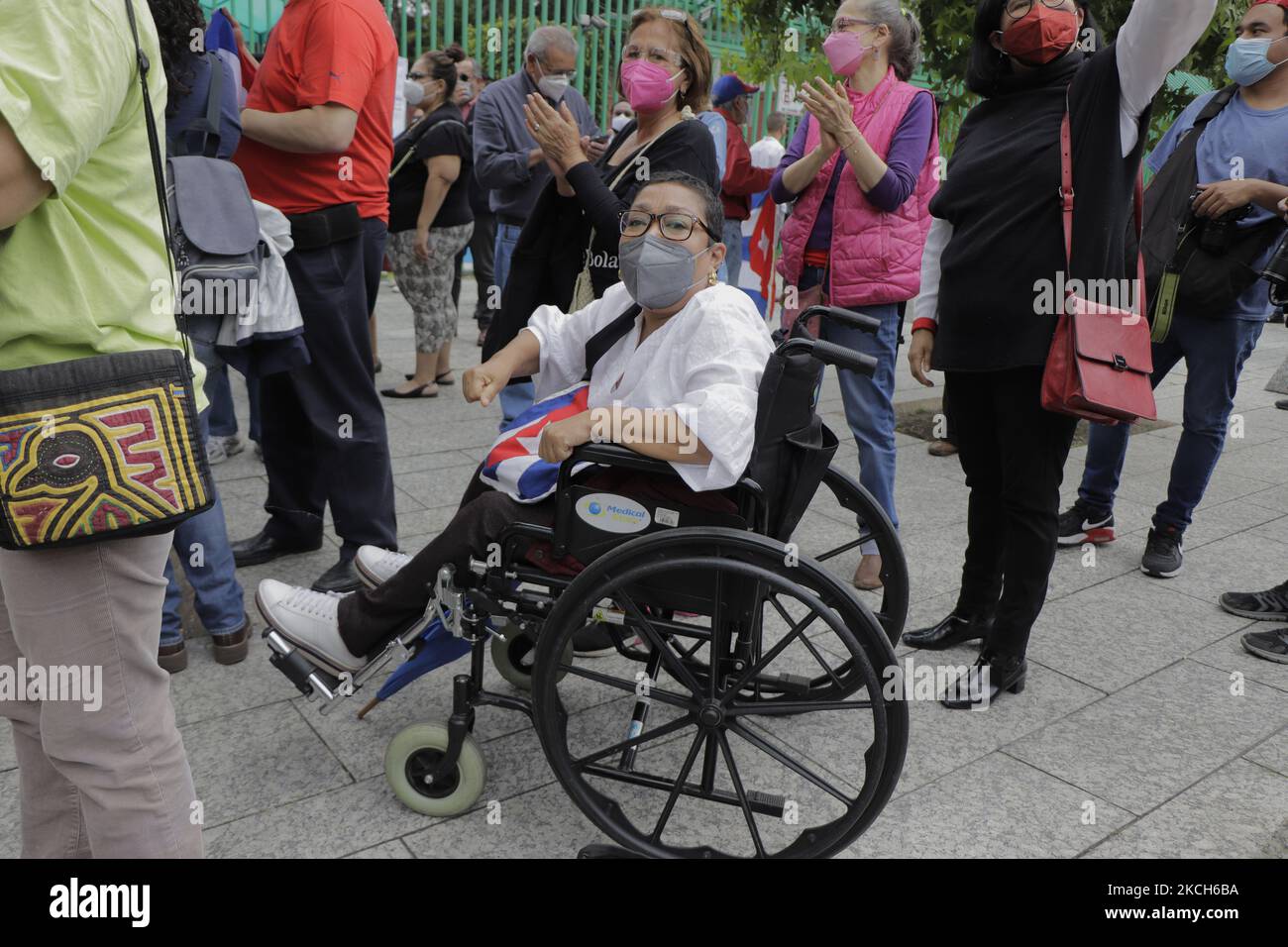 Une femme handicapée en fauteuil roulant est aidée par des membres du mouvement mexicain de solidarité avec Cuba et les Cubains résidant au Mexique, L'OMS a manifesté devant l'ambassade de Cuba à Mexico, en rejetant la campagne par le biais de réseaux sociaux menés à Miami par des groupes d'opposition qui cherchent à appeler à une subversion interne sur l'île et à demander une intervention humanitaire présumée à Cuba en raison de l'augmentation des cas de COVID-19. (Photo de Gerardo Vieyra/NurPhoto) Banque D'Images