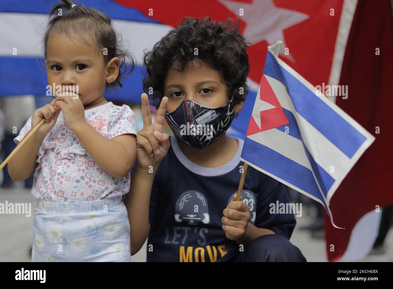 Une fille et un garçon appartenant au mouvement mexicain de solidarité avec Cuba et les Cubains résidant au Mexique, Démontrés à l'extérieur de l'ambassade de Cuba à Mexico dans le rejet de la campagne menée par les réseaux sociaux de Miami par des groupes d'opposition qui cherchent à appeler à une subversion interne sur l'île et à demander une intervention humanitaire présumée à Cuba en raison de l'augmentation des cas de COVID-19. (Photo de Gerardo Vieyra/NurPhoto) Banque D'Images