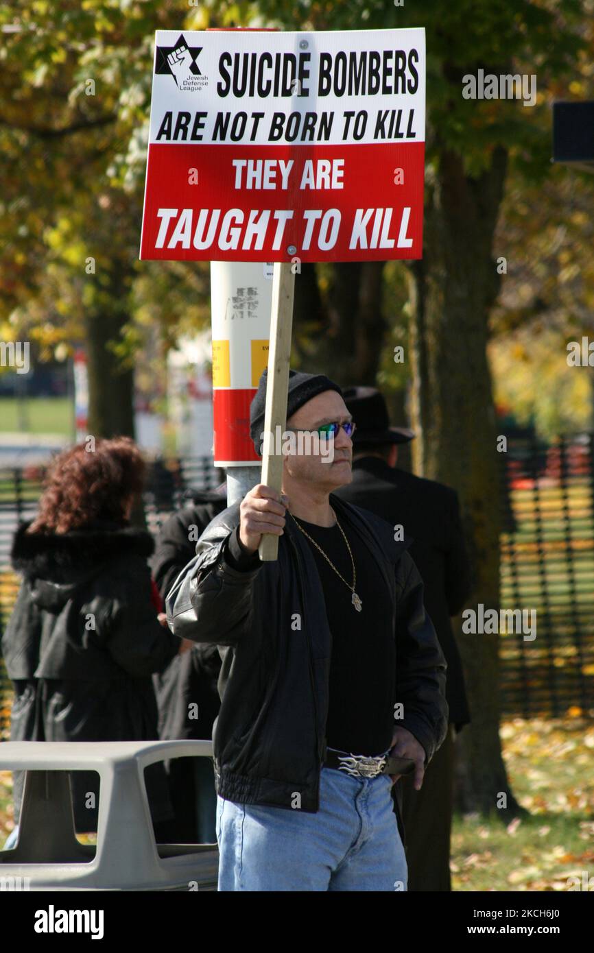 Un membre de la Ligue juive de défense signe une protestation contre le Hamas et le fondamentalisme islamique à Toronto, Ontario, Canada, on 30 octobre 2008. La manifestation a été organisée en réponse à une série récente d'attentats suicides palestiniens à la bombe en Israël. (Photo de Creative Touch Imaging Ltd./NurPhoto) Banque D'Images