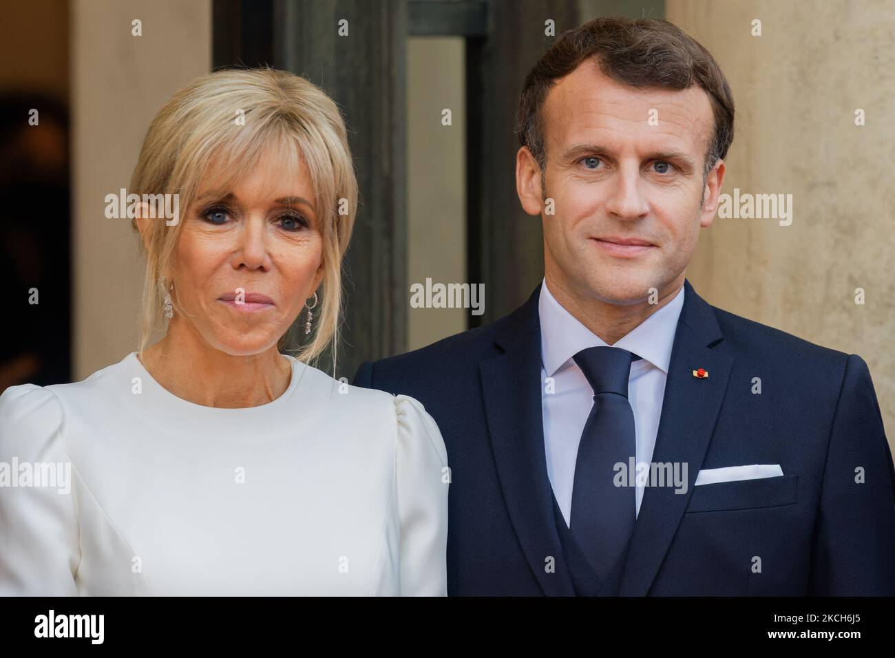 Le président français Emmanuel Macron et son épouse Brigitte Macron lors de la cérémonie d'accueil du président italien sergio Mattarella au Palais de l'Elysée à Paris, sur 5 juillet 2021 (photo de Daniel Pier/NurPhoto) Banque D'Images