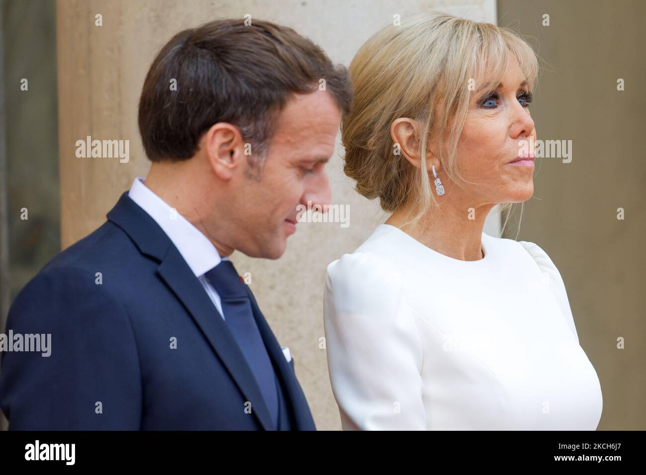 Le président français Emmanuel Macron et son épouse Brigitte Macron lors de la cérémonie d'accueil du président italien sergio Mattarella au Palais de l'Elysée à Paris, sur 5 juillet 2021 (photo de Daniel Pier/NurPhoto) Banque D'Images