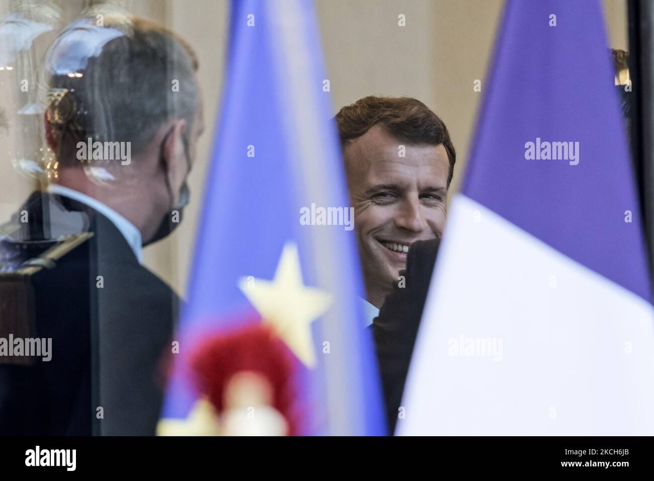Le président français Emmanuel Macron et son épouse Brigitte Macron lors de la cérémonie d'accueil du président italien sergio Mattarella au Palais de l'Elysée à Paris, sur 5 juillet 2021 (photo de Daniel Pier/NurPhoto) Banque D'Images