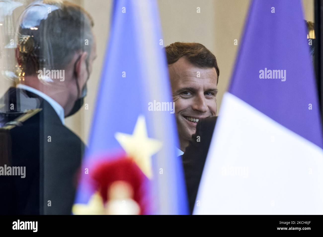 Le président français Emmanuel Macron et son épouse Brigitte Macron lors de la cérémonie d'accueil du président italien sergio Mattarella au Palais de l'Elysée à Paris, sur 5 juillet 2021 (photo de Daniel Pier/NurPhoto) Banque D'Images