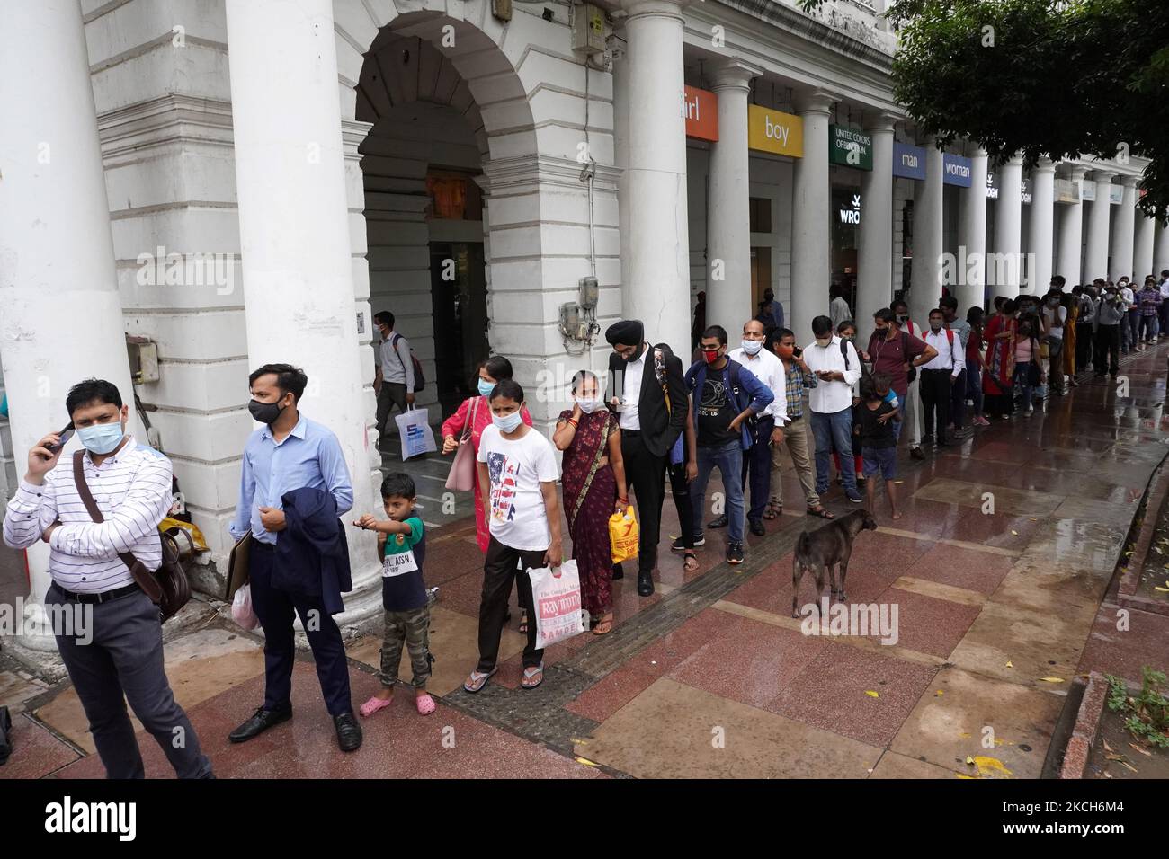 Les gens, qui n'adhèrent pas aux normes sociales de distanciation, sont dans une longue file d'attente pour entrer dans la station de métro Rajiv Chowk pendant les heures de pointe dans le cadre de la pandémie de coronavirus (Covid-19), à New Delhi, en Inde, sur 13 juillet 2021. (Photo de Mayank Makhija/NurPhoto) Banque D'Images