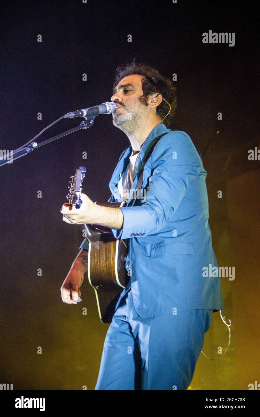 La révélation de l'année paire d'auteurs-compositeurs Colapesce et Dimartino se produit sur la scène du festival Marostica Sumer, lundi 12 juillet 2021 (photo de Mimmo Lamacchia/NurPhoto) Banque D'Images