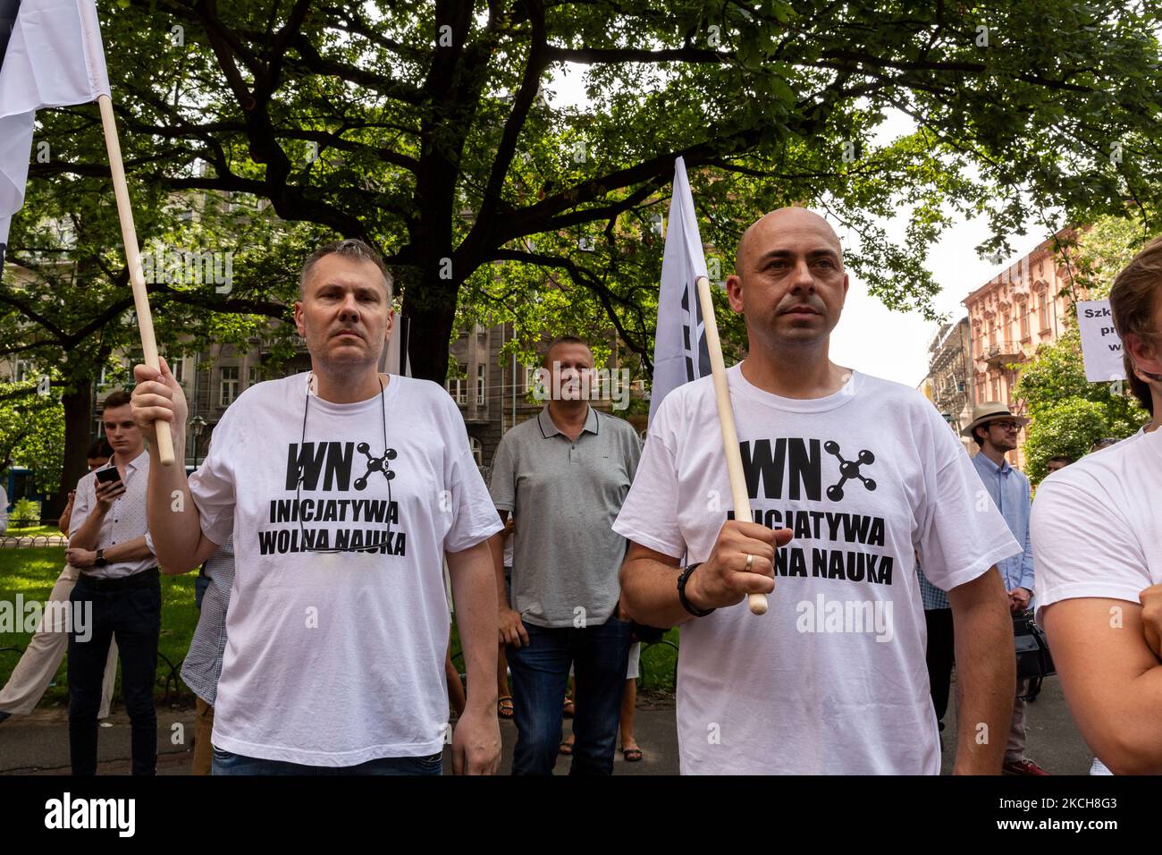 Des militants anti-gouvernementaux protestent devant le Collegium Novum, Université jagiellonienne du centre de Cracovie, en Pologne, contre une nouvelle législation éducative proposée par le ministre polonais de l'éducation, Przemyslaw Czarnek, 14 juillet 2021. La manifestation a été principalement suivie par des universitaires et des étudiants. Le parti droit et Justice régit le gouvernement en Pologne. Les remarques du conseiller du ministre de l'éducation sur les vraies vertus des femmes ont également été critiquées. (Photo par Dominika Zarzycka/NurPhoto) Banque D'Images