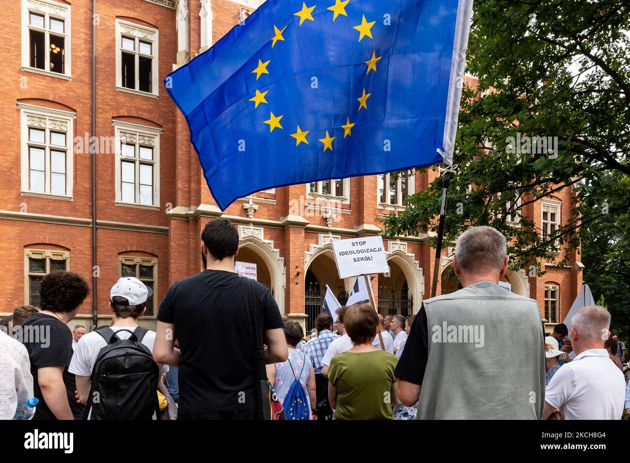 Des militants anti-gouvernementaux protestent devant le Collegium Novum, Université jagiellonienne du centre de Cracovie, en Pologne, contre une nouvelle législation éducative proposée par le ministre polonais de l'éducation, Przemyslaw Czarnek, 14 juillet 2021. La manifestation a été principalement suivie par des universitaires et des étudiants. Le parti droit et Justice régit le gouvernement en Pologne. Les remarques du conseiller du ministre de l'éducation sur les vraies vertus des femmes ont également été critiquées. (Photo par Dominika Zarzycka/NurPhoto) Banque D'Images