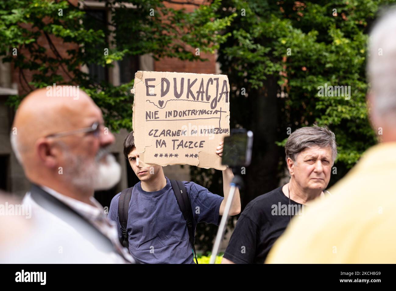 Des militants anti-gouvernementaux protestent devant le Collegium Novum, Université jagiellonienne du centre de Cracovie, en Pologne, contre une nouvelle législation éducative proposée par le ministre polonais de l'éducation, Przemyslaw Czarnek, 14 juillet 2021. La manifestation a été principalement suivie par des universitaires et des étudiants. Le parti droit et Justice régit le gouvernement en Pologne. Les remarques du conseiller du ministre de l'éducation sur les vraies vertus des femmes ont également été critiquées. (Photo par Dominika Zarzycka/NurPhoto) Banque D'Images