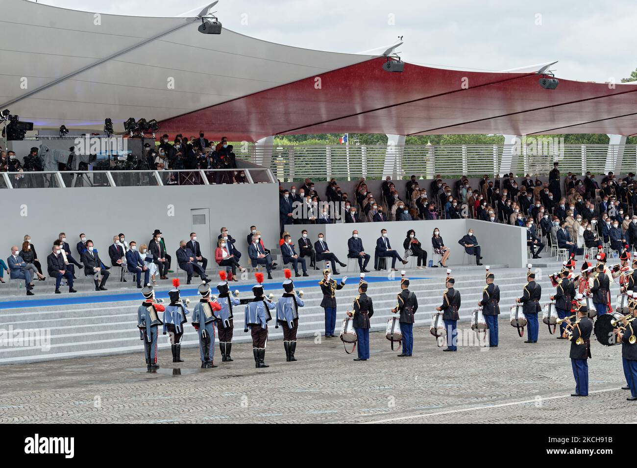 Le président français Emmanuel Macron passe en revue les troupes avec son épouse Brigitte Macron, son gouvernement et VIP, lors du défilé militaire de juillet 14 sur l'avenue des champs-Élysées à Paris sur 14 juillet 2021. (Photo de Daniel Pier/NurPhoto) Banque D'Images