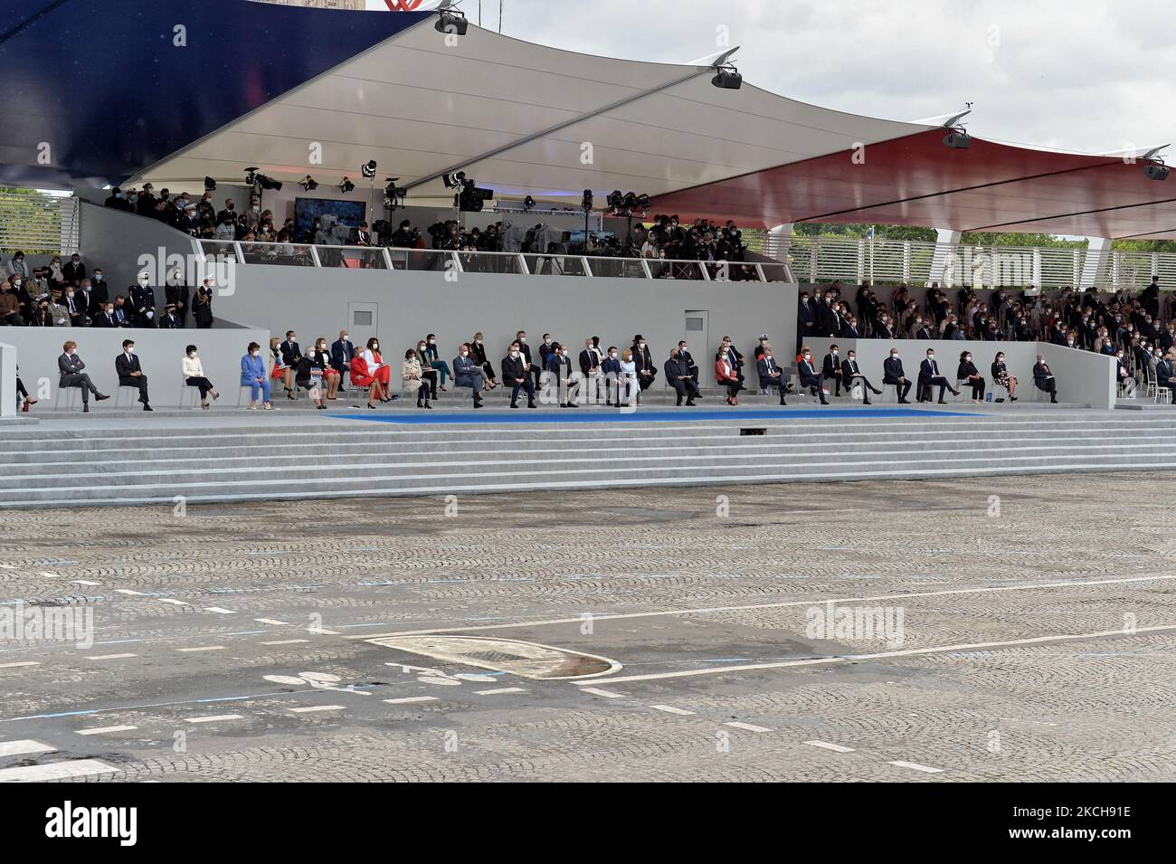 Le président français Emmanuel Macron passe en revue les troupes avec son épouse Brigitte Macron, son gouvernement et VIP, lors du défilé militaire de juillet 14 sur l'avenue des champs-Élysées à Paris sur 14 juillet 2021. (Photo de Daniel Pier/NurPhoto) Banque D'Images