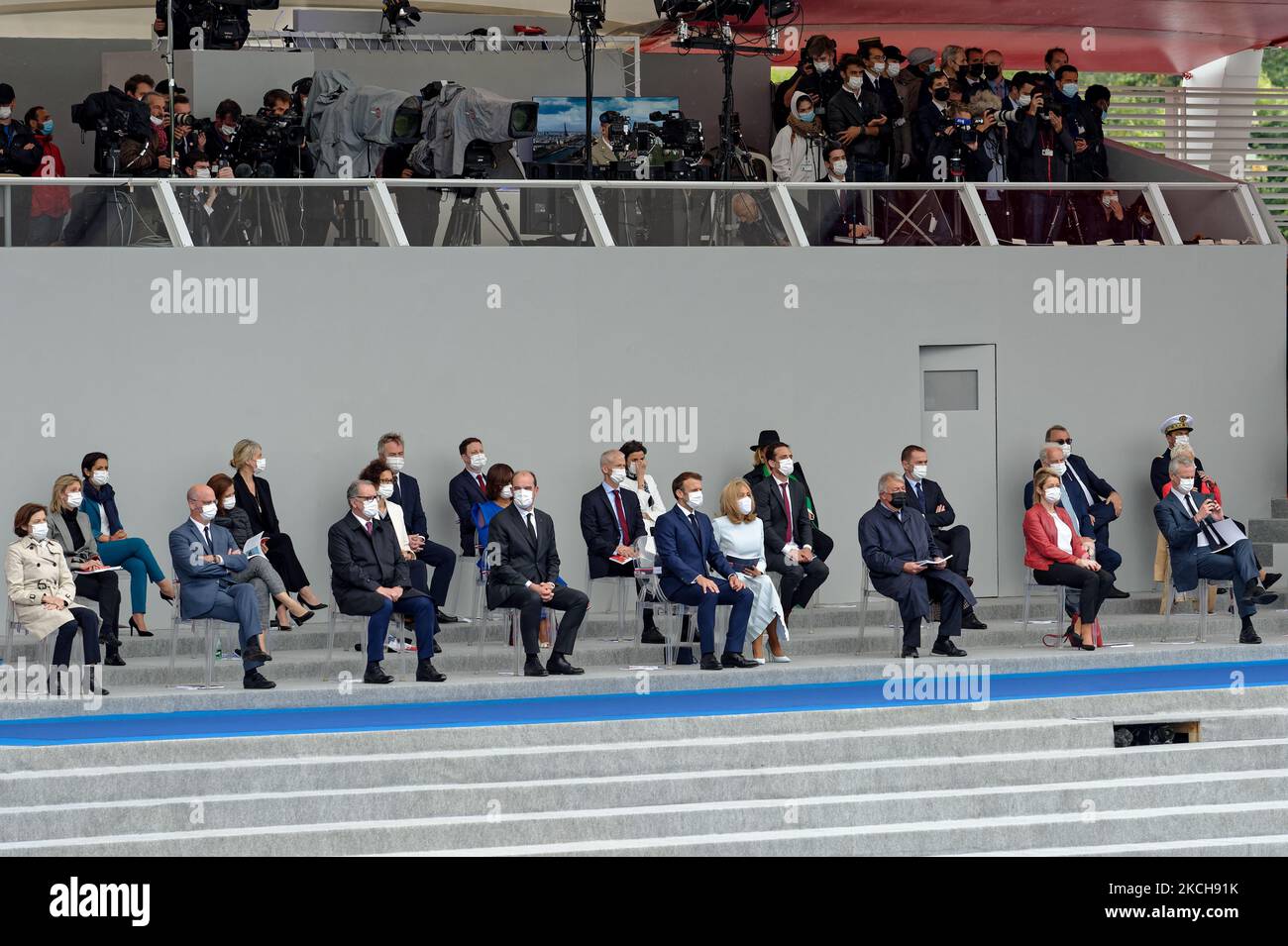 Le président français Emmanuel Macron passe en revue les troupes avec son épouse Brigitte Macron et son gouvernement lors du défilé militaire de juillet 14 sur l'avenue des champs-Elysées à Paris, sur 14 juillet 2021. (Photo de Daniel Pier/NurPhoto) Banque D'Images