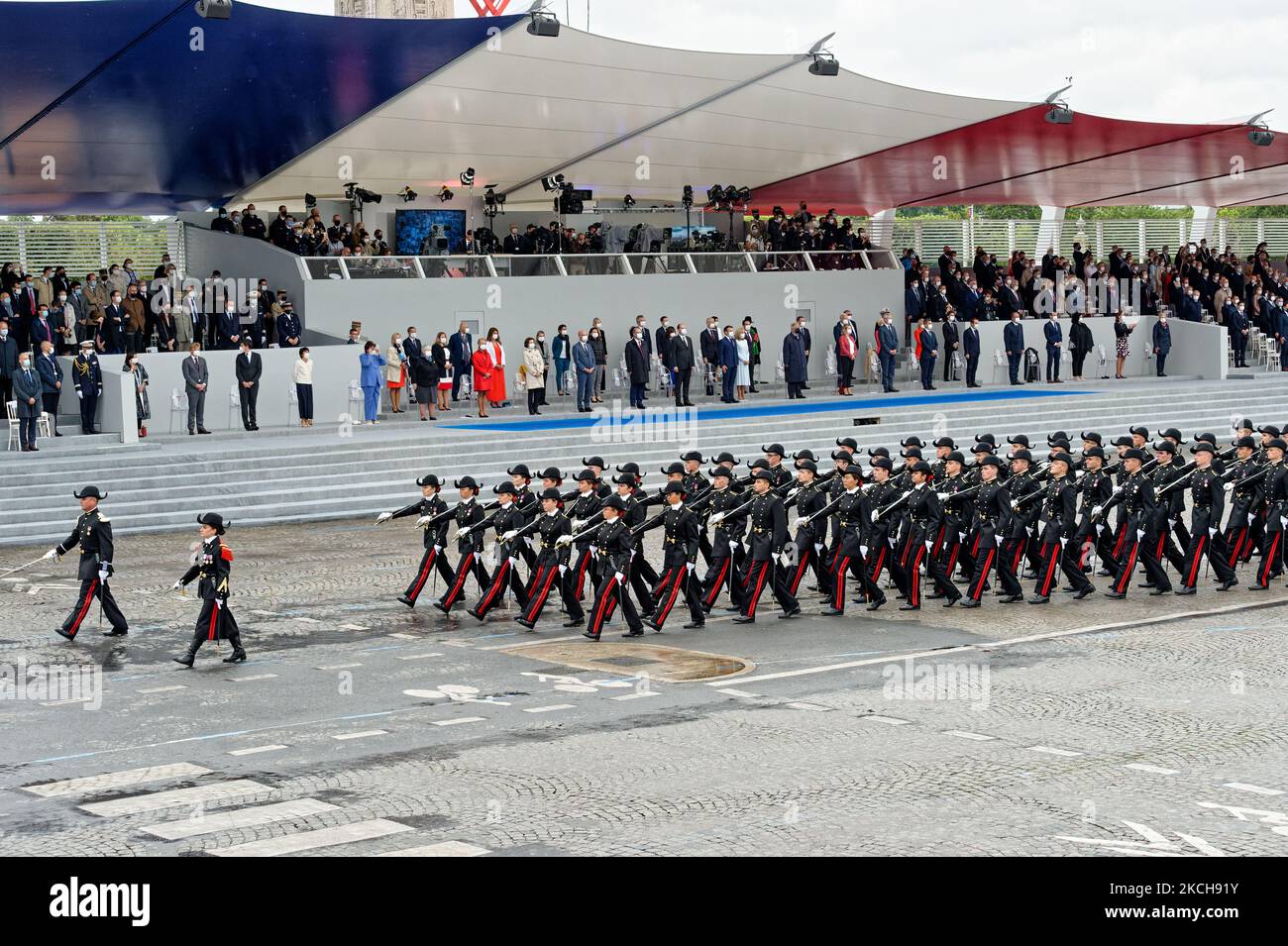 Le président français Emmanuel Macron et son épouse Brigitte Macron et son gouvernement passent en revue le défilé des élèves de l'Ecole Polytechnique lors du défilé militaire de juillet 14 sur l'avenue des champs-Élysées à Paris sur 14 juillet 2021. (Photo de Daniel Pier/NurPhoto) Banque D'Images