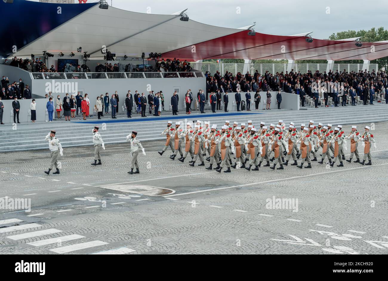 Les soldats de la Légion étrangère française défilent devant le président français Emmanuel Macron avec son épouse Brigitte Macron et son gouvernement lors du défilé militaire de juillet 14 sur l'avenue des champs-Elysées à Paris sur 14 juillet 2021. (Photo de Daniel Pier/NurPhoto) Banque D'Images