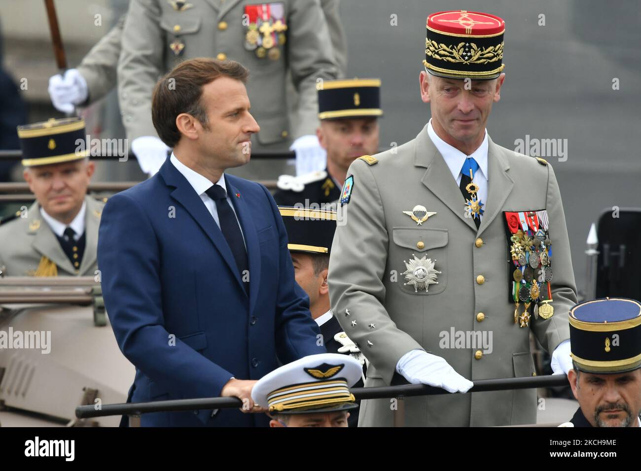 Le président français Emmanuel Macron et le chef d'état-major des armées françaises, le général François Lecointre, dans le véhicule de commandement lors du défilé militaire de juillet 14 sur l'avenue des champs-Élysées à Paris sur 14 juillet 2021 (photo de Daniel Pier/NurPhoto) Banque D'Images