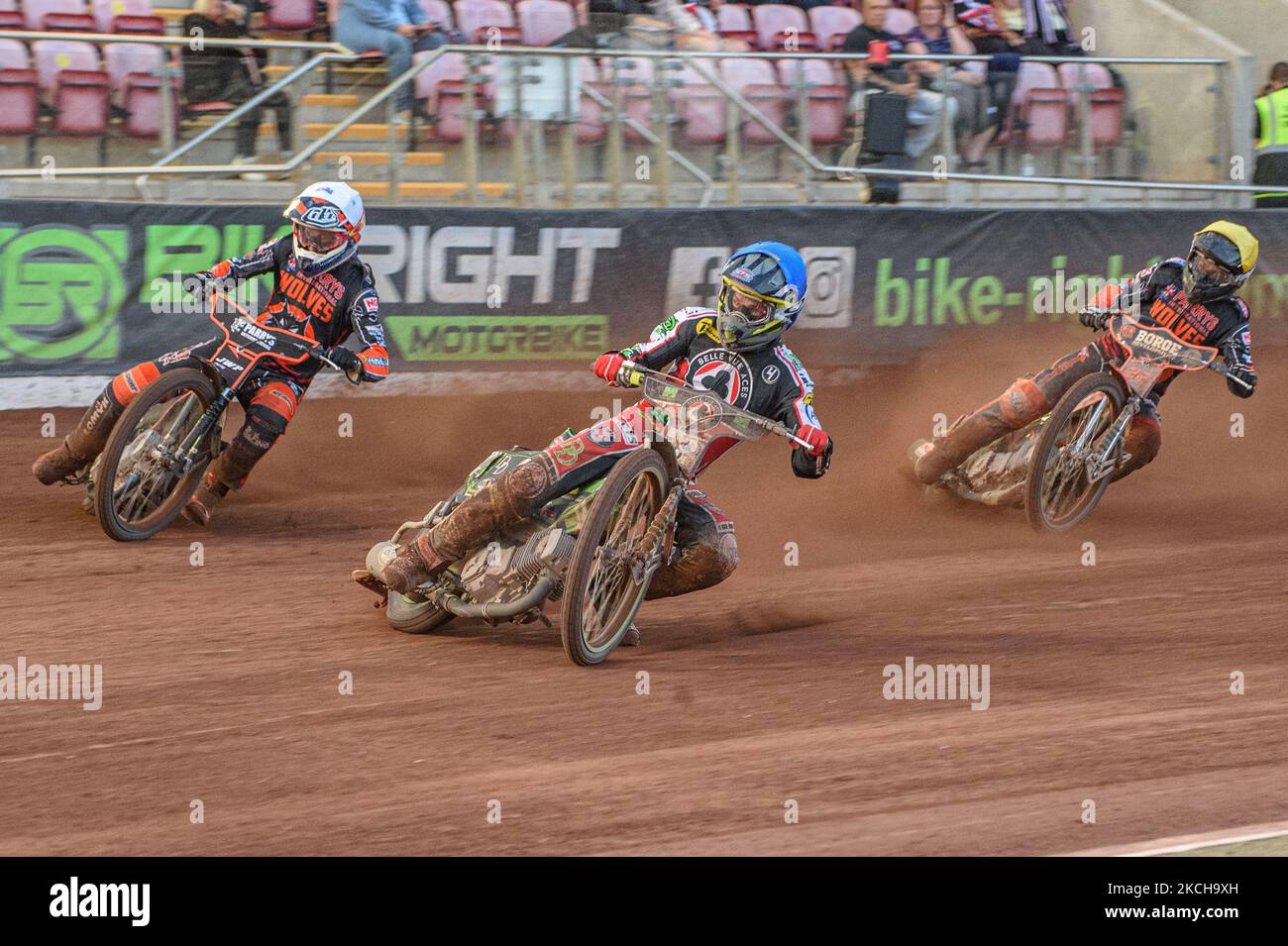 Charles Wright (bleu) dirige Sam Masters (blanc) et Luke Becker (jaune) lors du match de la première SGB entre Belle vue Aces et Wolverhampton Wolves au National Speedway Stadium, Manchester, le jeudi 15th juillet 2021. (Photo de Ian Charles/MI News/NurPhoto) Banque D'Images