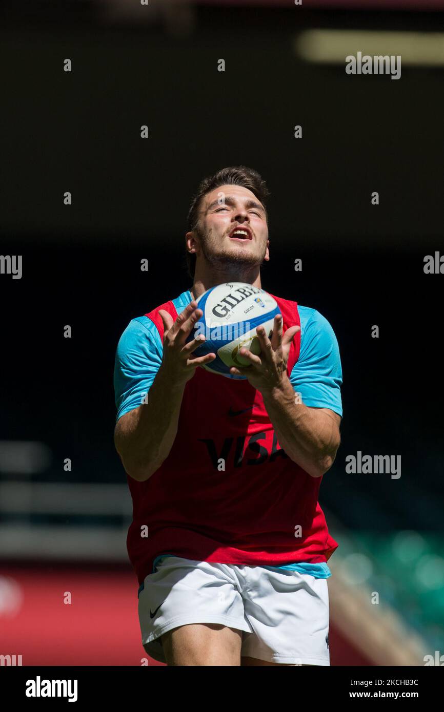 Santiago Carreras (Argentine) se réchauffe lors du match international d'été 2021 entre le pays de Galles et l'Argentine au stade de la Principauté. (Photo de Federico Guerra Moran/NurPhoto) Banque D'Images