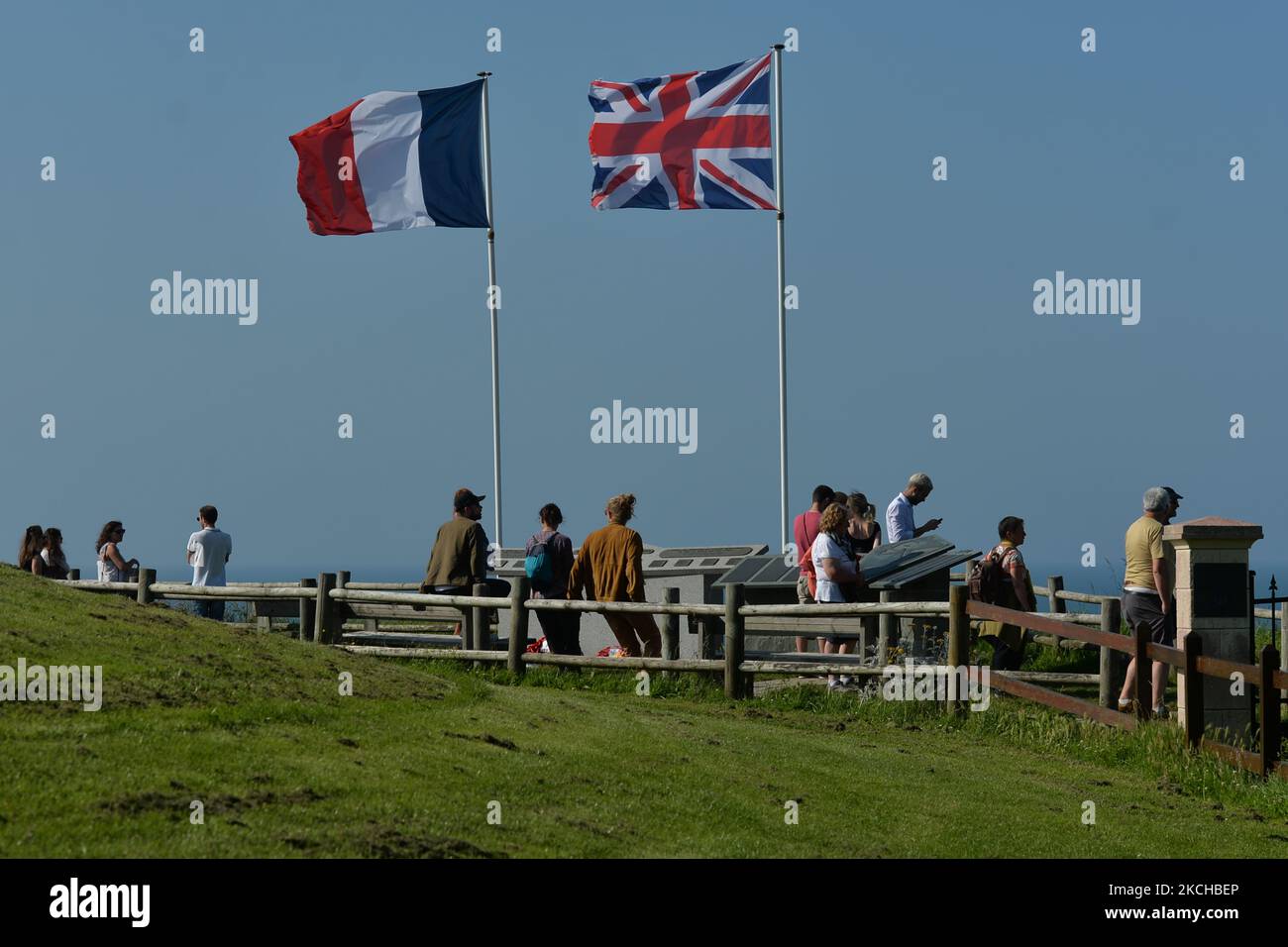 L'Union Jack et le drapeau français vus au monument commémorif 47 Royal Marine Commando à Port-en-Bessin-Huppain. Samedi, 17 juillet 2021, à Port-en-Bessin-Huppain, Calvados, Normandie, France. (Photo par Artur Widak/NurPhoto) Banque D'Images