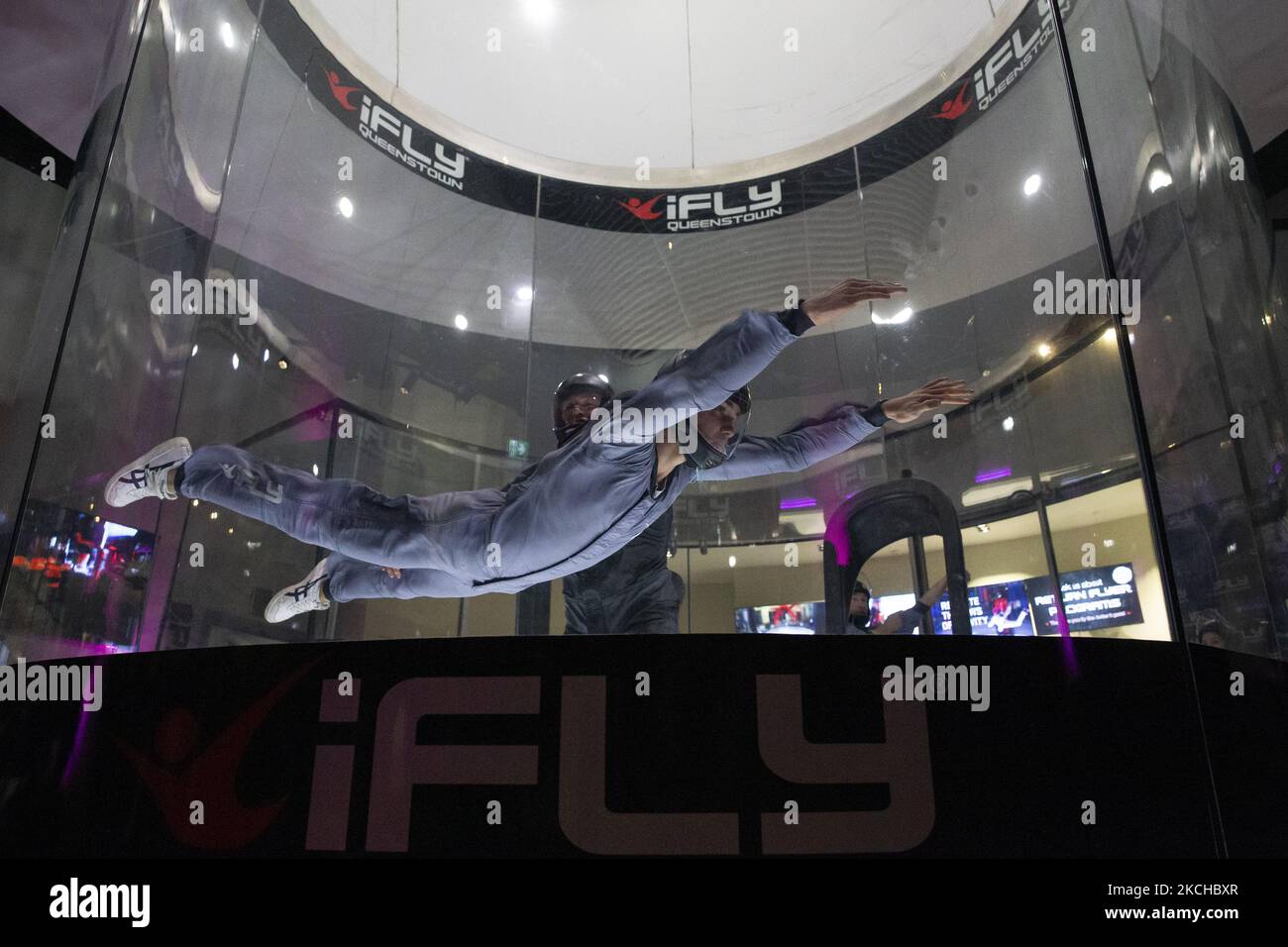 Un instructeur de vol enseigne à un client comment voler dans un tunnel aérodynamique pendant une séance de parachutisme d'intérieur dans un tunnel aérodynamique au centre de parachutisme d'intérieur iFLY à Queenstown, en Nouvelle-Zélande, sur 18 juillet 2021. Le premier centre de saut en parachute intérieur de Queenstown iFly a été vendu par des propriétaires américains à l'opérateur touristique de Queenstown Matt Wong. (Photo de Sanka Vidanagama/NurPhoto) Banque D'Images