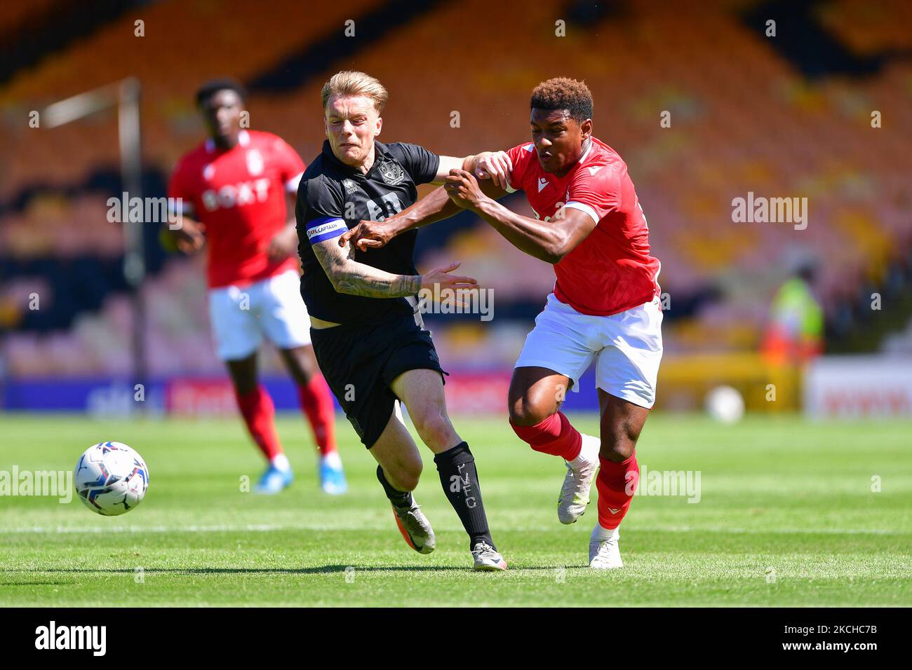 Jayden Richardson, de la forêt de Nottingham, combat avec Tom Conlon, de Port Vale, au cours du match d'avant-saison entre Port Vale et la forêt de Nottingham, à Vale Park, Burslom, le samedi 17th juillet 2021. (Photo de Jon Hobley/MI News/NurPhoto) Banque D'Images