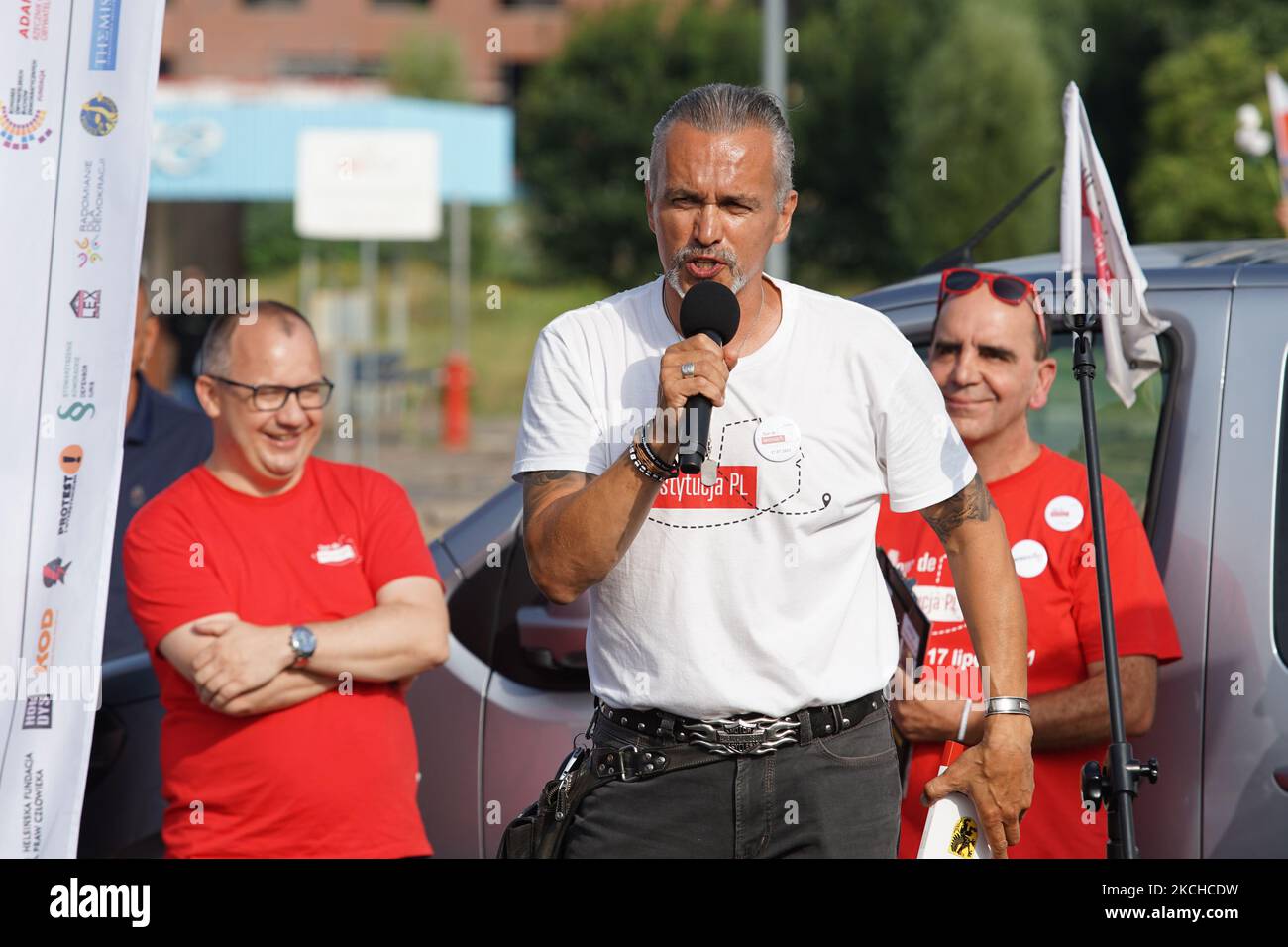 Robert Hojda Holding Constitution polonaise writen leanguage de Kashoubien est vu à Gdansk, Pologne le 17 juillet 2021, le Tour de Constitution est un événement qui promeut la constitution polonaise et appelle au rétablissement de l'État de droit dans un Parlement dirigé par le gouvernement autoritaire de droit et de justice (PiS) (photo de Michal Fludra/NurPhoto) Banque D'Images