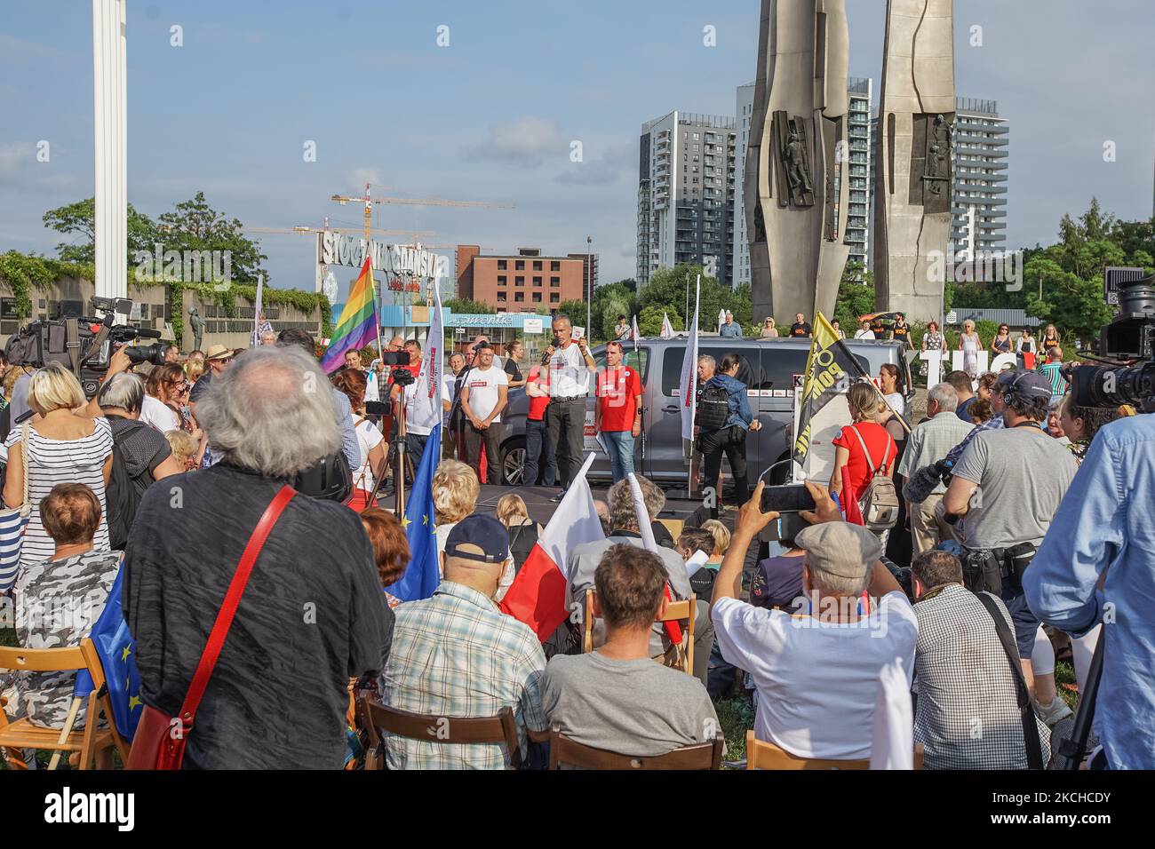 Robert Hojda Holding Constitution polonaise writen leanguage de Kashoubien est vu à Gdansk, Pologne le 17 juillet 2021, le Tour de Constitution est un événement qui promeut la constitution polonaise et appelle au rétablissement de l'État de droit dans un Parlement dirigé par le gouvernement autoritaire de droit et de justice (PiS) (photo de Michal Fludra/NurPhoto) Banque D'Images