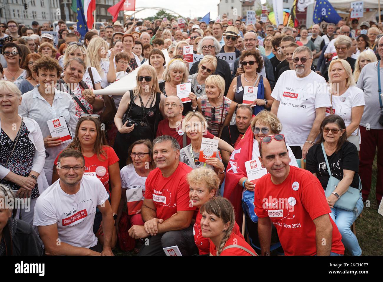 Les personnes participant à l'événement Tour de Konstytucja sont vues à Gdansk, Pologne le 17 juillet 2021 Tour de la Constitution est un événement de promotion de la constitution polonaise et appelant à la restauration de l'état de droit dans un Parlement dirigé par le gouvernement autoritaire de droit et de justice (PiS) (Photo de Michal Fludra/NurPhoto) Banque D'Images