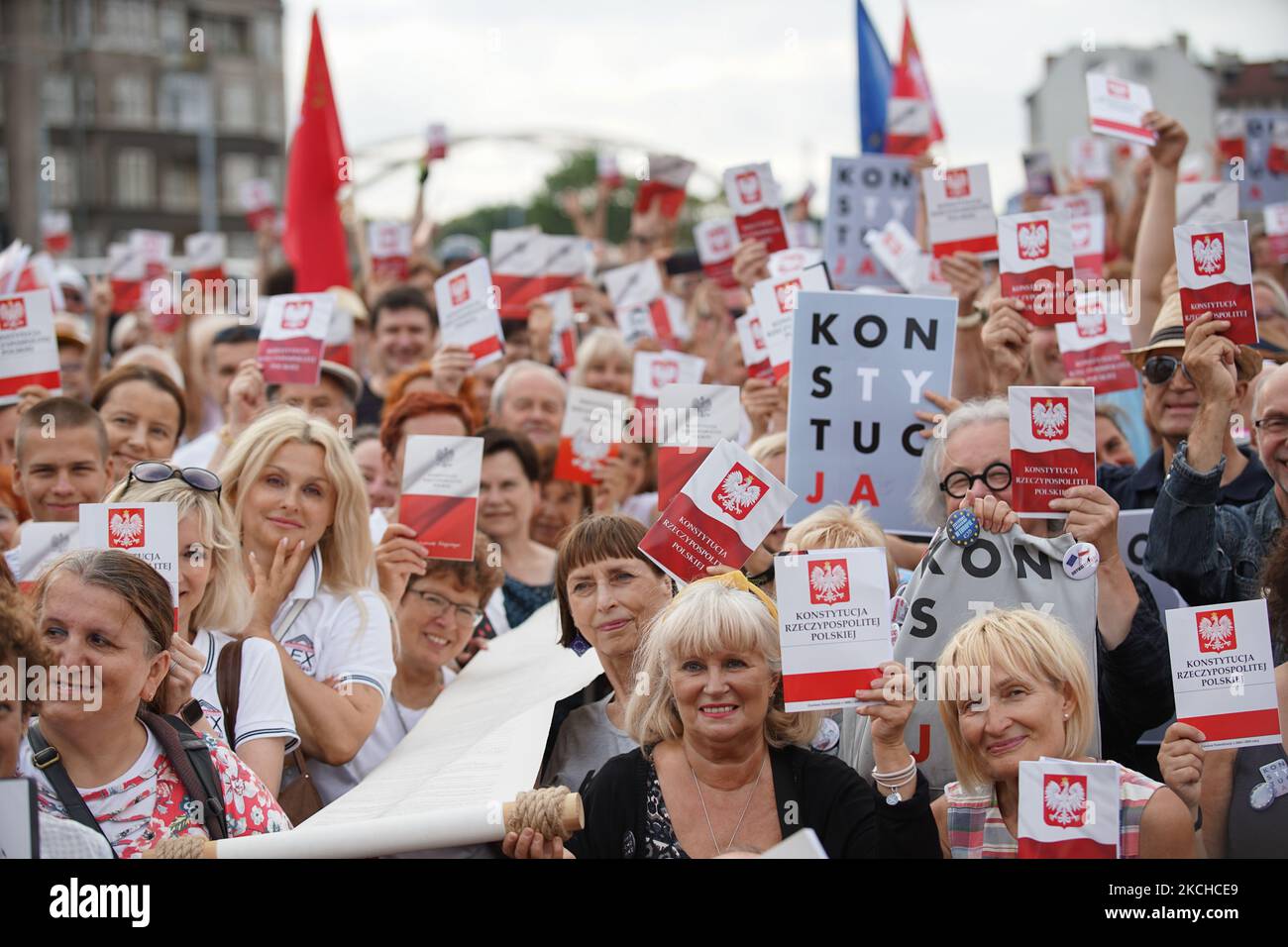 Les personnes participant à l'événement Tour de Konstytucja tenant Polisg Constulution entre les mains sont vues à Gdansk, Pologne le 17 juillet 2021 Tour de la Constitution est un événement de promotion de la constitution polonaise et appelant à la restauration de l'état de droit dans un Parlement dirigé par le gouvernement autoritaire de droit et de justice (PiS) (photo de Michal Fludra/NurPhoto) Banque D'Images