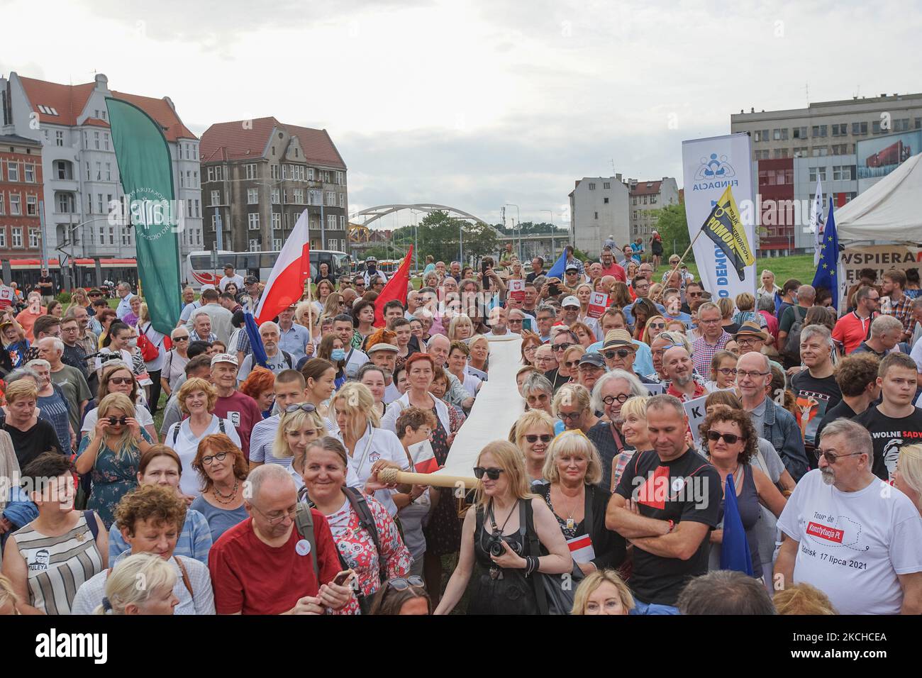 Les personnes participant à l'événement Tour de Konstytucja sont vues à Gdansk, Pologne le 17 juillet 2021 Tour de la Constitution est un événement de promotion de la constitution polonaise et appelant à la restauration de l'état de droit dans un Parlement dirigé par le gouvernement autoritaire de droit et de justice (PiS) (Photo de Michal Fludra/NurPhoto) Banque D'Images