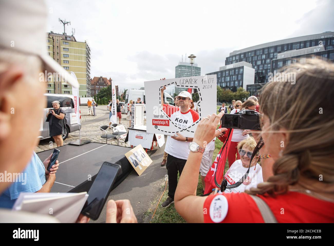 Les personnes participant à l'événement Tour de Konstytucja sont vues à Gdansk, Pologne le 17 juillet 2021 Tour de la Constitution est un événement de promotion de la constitution polonaise et appelant à la restauration de l'état de droit dans un Parlement dirigé par le gouvernement autoritaire de droit et de justice (PiS) (Photo de Michal Fludra/NurPhoto) Banque D'Images