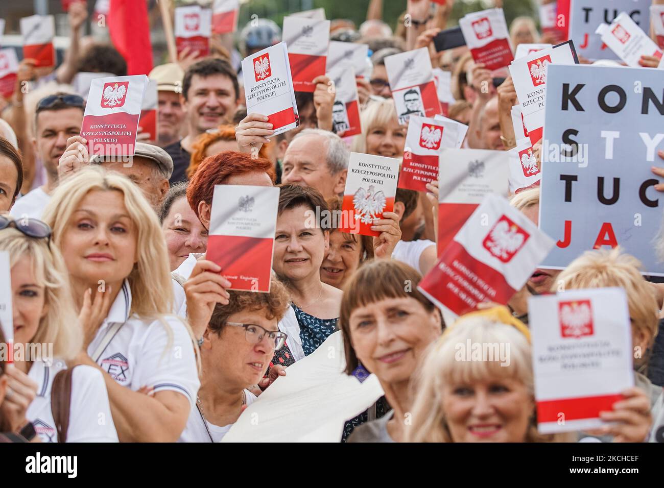 Les personnes participant à l'événement Tour de Konstytucja tenant Polisg Constulution entre les mains sont vues à Gdansk, Pologne le 17 juillet 2021 Tour de la Constitution est un événement de promotion de la constitution polonaise et appelant à la restauration de l'état de droit dans un Parlement dirigé par le gouvernement autoritaire de droit et de justice (PiS) (photo de Michal Fludra/NurPhoto) Banque D'Images