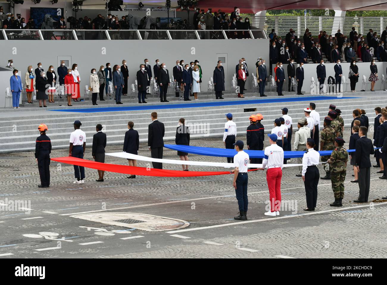 Groupe de jeunes gens dans les services civiques devant le président français Emmanuel Macron avec son épouse Brigitte Macron et son gouvernement lors du défilé militaire de juillet 14 sur l'avenue des champs-Elysées à Paris sur 14 juillet 2021. (Photo de Daniel Pier/NurPhoto) Banque D'Images