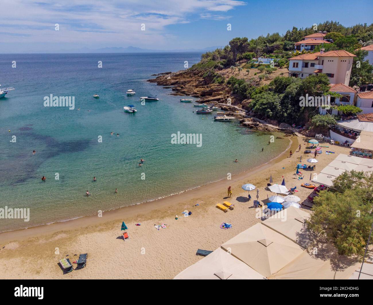 Vue panoramique aérienne depuis un drone d'Agios Giorgios ou Katigiorgis Village, plage et port dans la région de Pélion en Grèce avec le soleil pendant l'été. Katigiorgis est un village de pêcheurs pittoresque situé à 61km km de la ville de Volos et à 3 km nautiques de l'île de Skiathos, offrant une option facile pour les touristes de visiter les îles de Skiathos et Sporades ou Pélion avec le ferry. Ce village est petit, beau, paisible et calme, un paradis isolé dans la Méditerranée conservant son style original avec des gens chaleureux, entouré de verdure luxuriante, des oliveraies et des collines basses ayant juste quelques options pour ac Banque D'Images