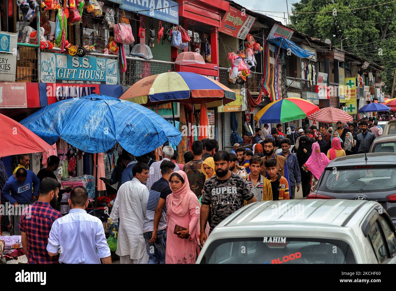 Une forte affluence de personnes est observée au marché d'Iqbal Sopore, dans le cadre de la pandémie du coronavirus COVID-19, en prévision du festival musulman Eid-UL-Adha à Sopore, district de Baramulla Jammu-et-Cachemire en Inde, le 20 juillet 2021 (photo de Nasir Kachroo/NurPhoto) Banque D'Images