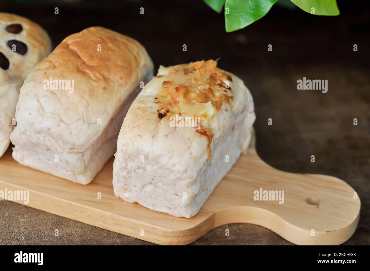 pain de pain, pain de beurre et pain de raisins secs ou pain avec garniture de porc séchée ou pains de pain ou de pain de blé entier dans le plateau Banque D'Images