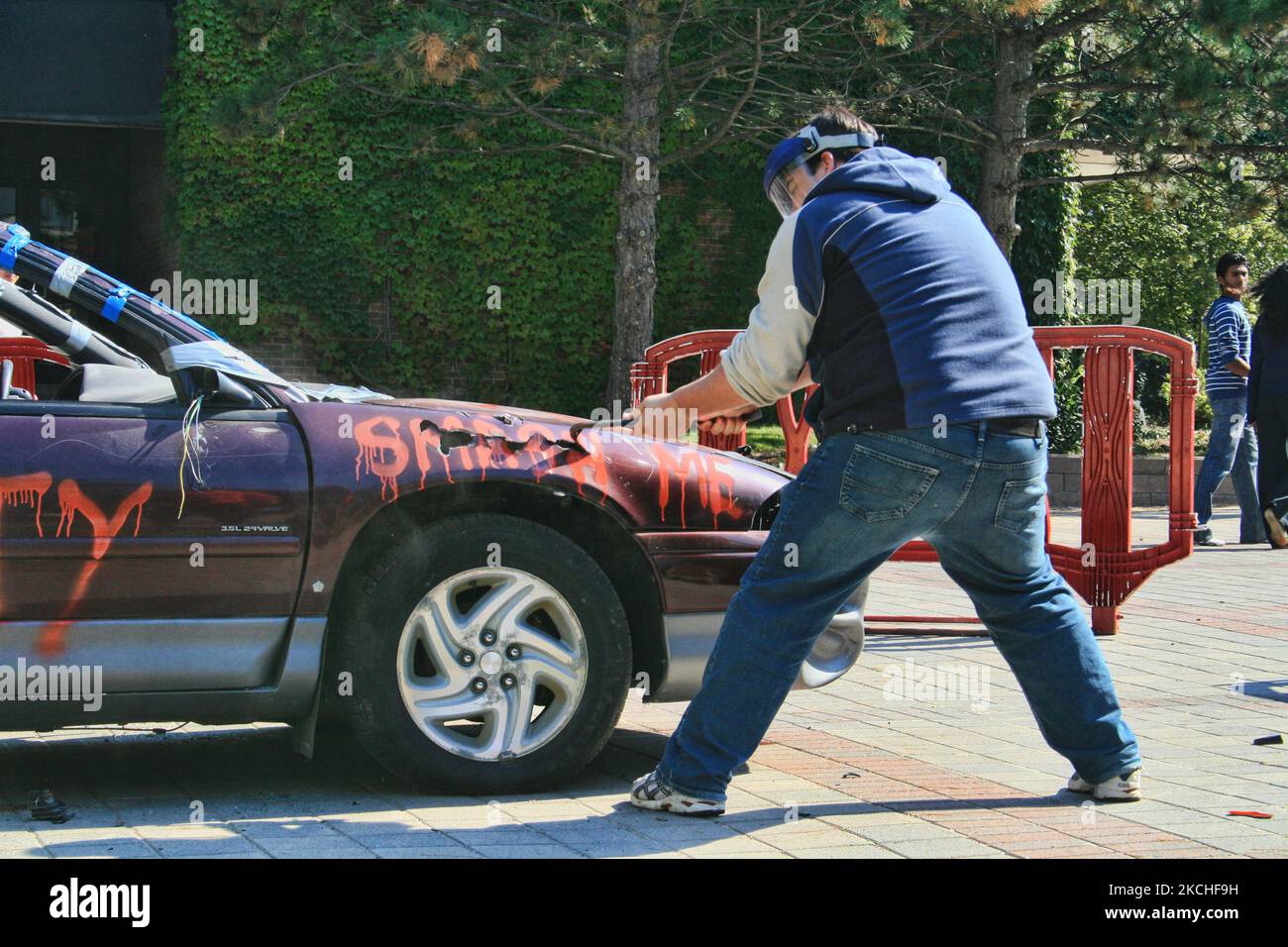 Des jeunes ont frappé une voiture lors d'une campagne de sensibilisation à la pauvreté à Toronto, Ontario, Canada, on 24 septembre 2008. (Photo de Creative Touch Imaging Ltd./NurPhoto) Banque D'Images