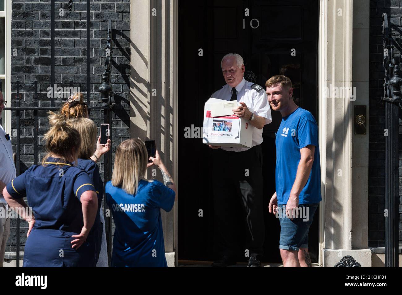 LONDRES, ROYAUME-UNI - 20 JUILLET 2021 : le personnel du NHS présente une pétition signée par 800 000 personnes au 10 Downing Street demandant une augmentation de salaire de 15 % pour les travailleurs de la santé sur 20 juillet 2021 à Londres, en Angleterre. Le ministère de la Santé et des Affaires sociales a recommandé que le personnel du NHS en Angleterre reçoive une augmentation de salaire de 1 % cette année malgré la pression sans précédent exercée par les agents de santé pendant la pandémie du coronavirus. (Photo de Wiktor Szymanowicz/NurPhoto) Banque D'Images