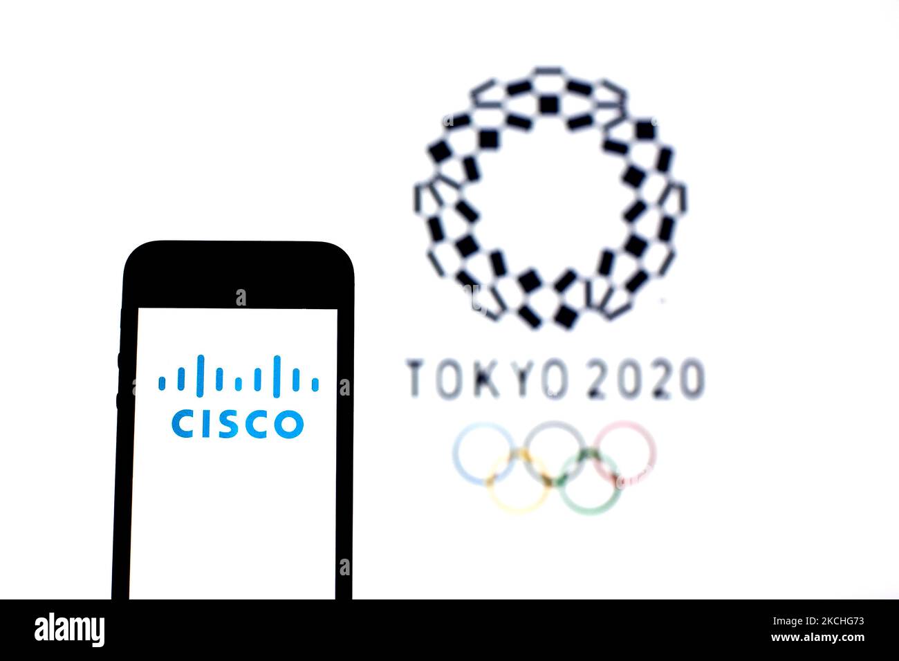 Dans cette illustration, un logo Cisco Systems, Inc. Apparaît sur un smartphone avec un logo Tokyo 2020 Olympic Games en arrière-plan. (Photo par DAX Images/NurPhoto) Banque D'Images