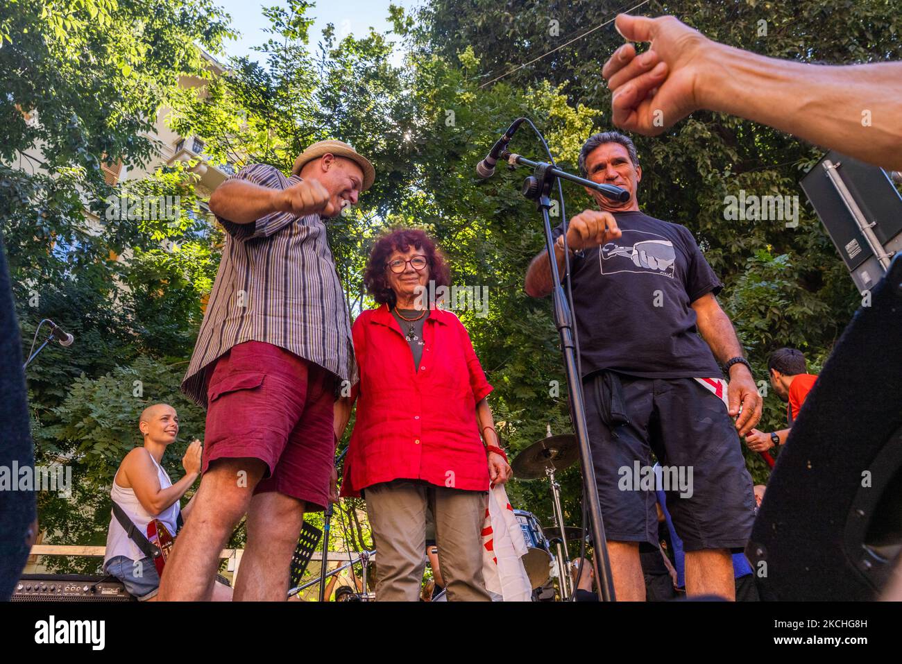 Nicoletta Dosio, symbole du mouvement NOTAV, parle sur la Piazza Alimonda. Vingt ans après le G8 et la répression brutale du mouvement anti-mondialisation, les gens se sont rassemblés à Piazza Alimada, à Turin, en Italie, sur 20 juillet 2021, Où Carlo Giuliani a été tué, dans une manifestation du pacifique. Cela fait partie des initiatives et des événements du vingtième anniversaire du G8 Gênes qui s'est tenu en juillet 2001, lorsque le mouvement anti-mondialisation a été violemment réprimé par la police et le jeune militant, Carlo Giuliani, a été tué. (Photo de Mauro Ujetto/NurPhoto) Banque D'Images