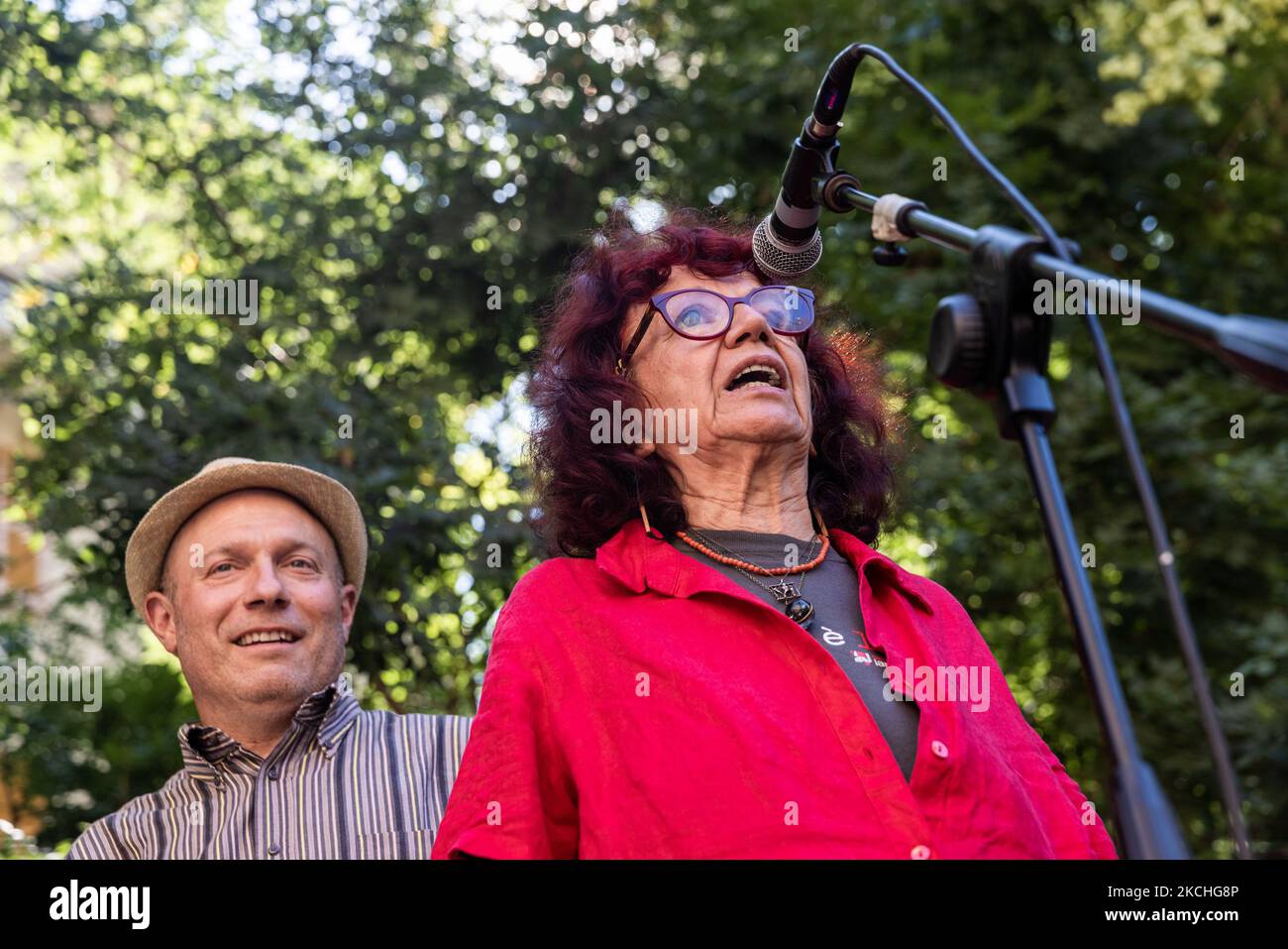Nicoletta Dosio, symbole du mouvement NOTAV, parle sur la Piazza Alimonda. Vingt ans après le G8 et la répression brutale du mouvement anti-mondialisation, les gens se sont rassemblés à Piazza Alimada, à Turin, en Italie, sur 20 juillet 2021, Où Carlo Giuliani a été tué, dans une manifestation du pacifique. Cela fait partie des initiatives et des événements du vingtième anniversaire du G8 Gênes qui s'est tenu en juillet 2001, lorsque le mouvement anti-mondialisation a été violemment réprimé par la police et le jeune militant, Carlo Giuliani, a été tué. (Photo de Mauro Ujetto/NurPhoto) Banque D'Images