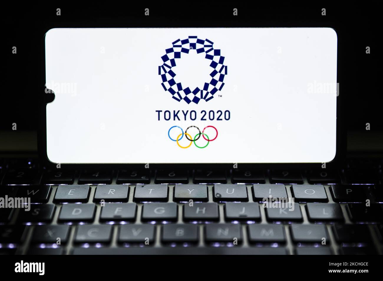 Le logo Tokyo 2020 Olympics est affiché sur un écran de téléphone mobile photographié pour la photo d'illustration. Cracovie, Pologne sur 17 juillet 2021. (Photo de Beata Zawrzel/NurPhoto) Banque D'Images