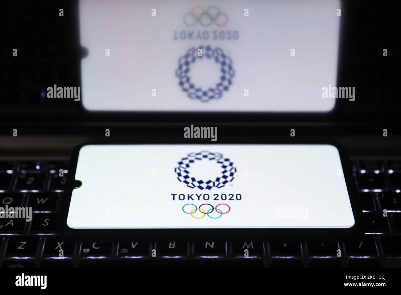 Le logo Tokyo 2020 Olympics est affiché sur un écran de téléphone mobile photographié pour la photo d'illustration. Cracovie, Pologne sur 17 juillet 2021. (Photo de Beata Zawrzel/NurPhoto) Banque D'Images