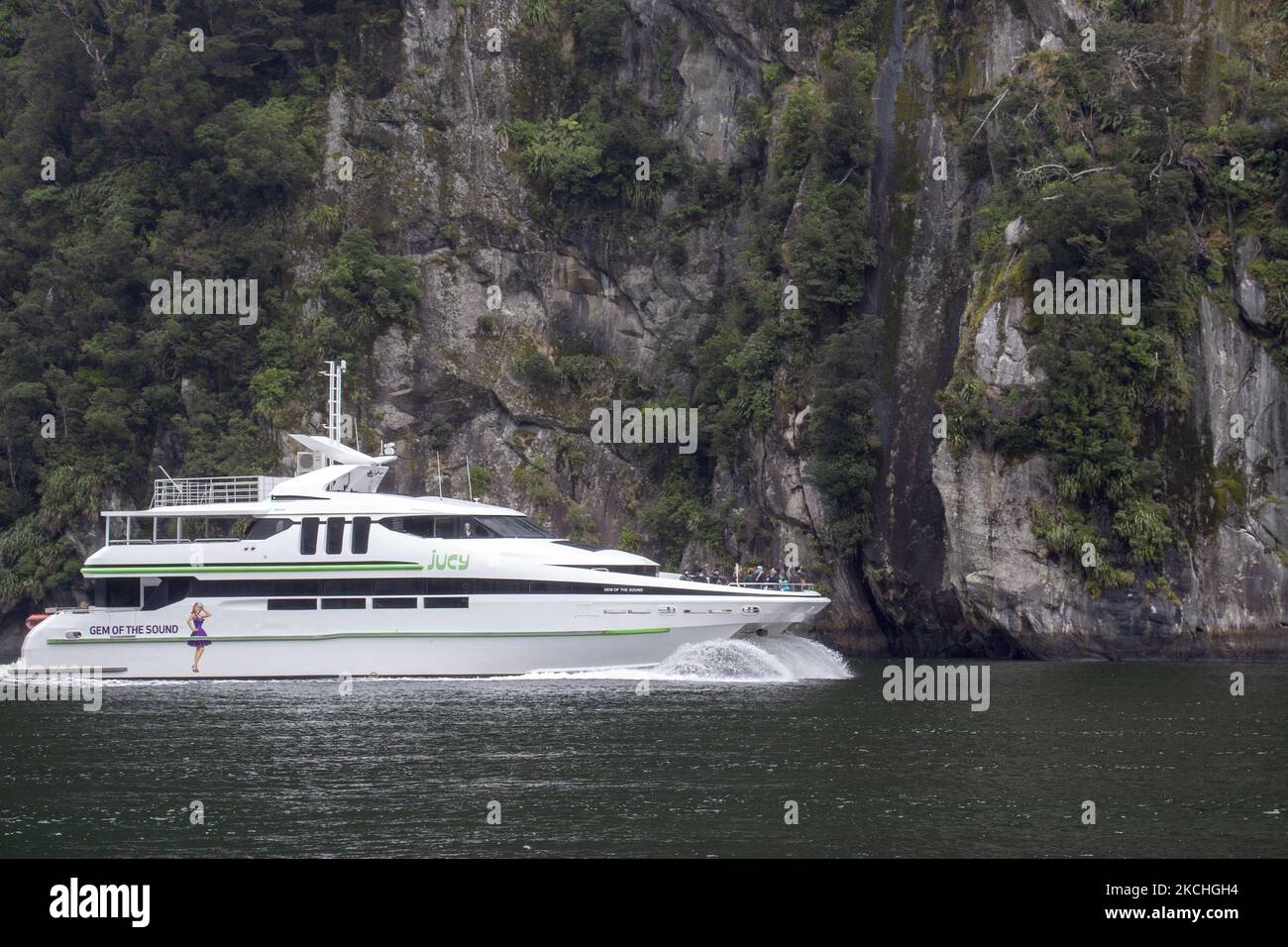 Un bateau de croisière dans le détroit de Milford, au sud-ouest du parc national Fiordland, en Nouvelle-Zélande, sur 22 juillet 2021. Milford Sound est un site classé au patrimoine mondial de l'UNESCO dans l'île du Sud en Nouvelle-Zélande. (Photo de Sanka Vidanagama/NurPhoto) Banque D'Images