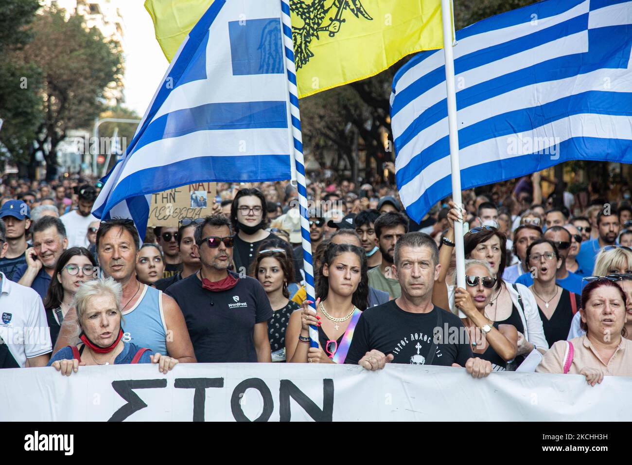 Une manifestation contre le vaccin obligatoire a eu lieu mercredi à Thessalonique et à Athènes en Grèce, à 21 juillet 2021. Une semaine après la manifestation massive contre la vaccination obligatoire, la campagne anti-vaxx se poursuit avec un grand groupe qui proteste dans les rues de la ville de Thessalonique. La manifestation a été organisée par les médias sociaux par des croyants anti-vaccination. Selon le groupe plus de 40,000 personnes ont participé, tandis que la police a estimé officieusement un peu environ 15,000 personnes participant à la manifestation. Comme le gouvernement grec est en voie d'adopter une législation avec VAC obligatoire Banque D'Images