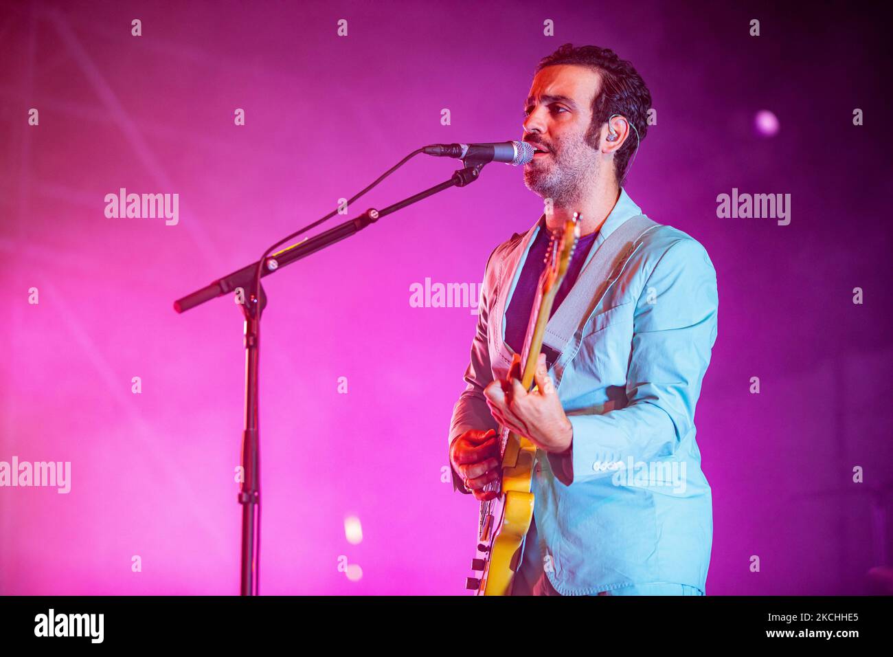 Colapesce Dimartino se présente en direct pour le domaine Sforzesca au Castello Sforzesco sur 21 juillet 2021 à Milan, en Italie. (Photo par Alessandro Bremec/NurPhoto) Banque D'Images