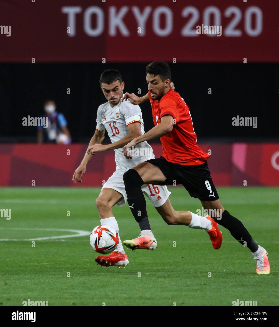 (9) Taher MOHAMED de Team Egypt bataille pour possession avec (16) Pedri GONZALEZ de Team Spain lors du match des hommes du Groupe de la première ronde C entre l'Egypte et l'Espagne pendant les Jeux Olympiques de Tokyo 2020 au Stade Sapporo Dome 22 juillet 2021 (photo d'Ayman Aref/NurPhoto) Banque D'Images