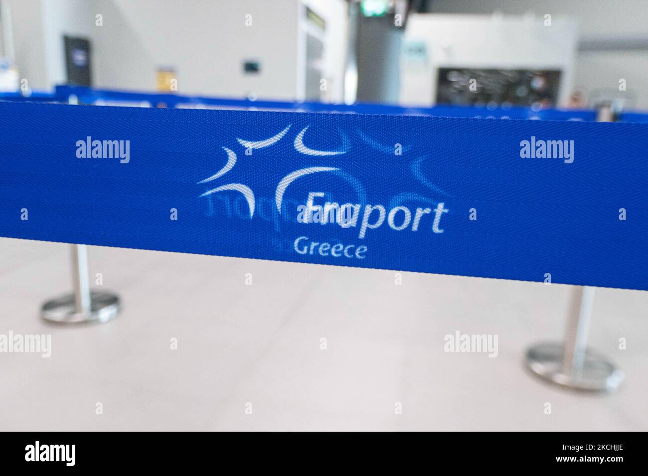 Logo de Fraport Grèce. Personnes dans le hall des départs avec les comptoirs d'enregistrement à l'aéroport international de Thessalonique Makedonia SKG LGTS dans le nord de la Grèce. Passagers avec masque facial comme vu à l'intérieur et à l'extérieur du terminal de l'aéroport. Les passagers arrivant utilisent l'aéroport pour se rendre aux îles ou pour se rendre à des destinations de vacances proches comme Halkidiki, avec des tests PCR négatifs ou un passeport de vaccination verte. La Grèce est une destination de voyage populaire avec des plages célèbres et une industrie touristique fortement développée, avec une longue saison touristique car elle est située dans la partie sud de l'Europe dans le Mediterran Banque D'Images